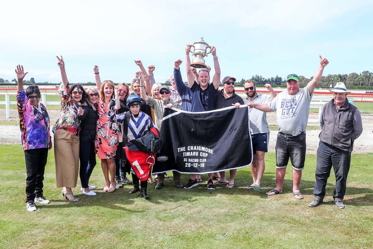 Who Dares Wins passionate group of owners. Image: Race Images.